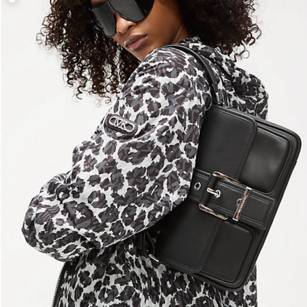 MICHAEL Michael Kors Black Shoulder Bag with Modern Design